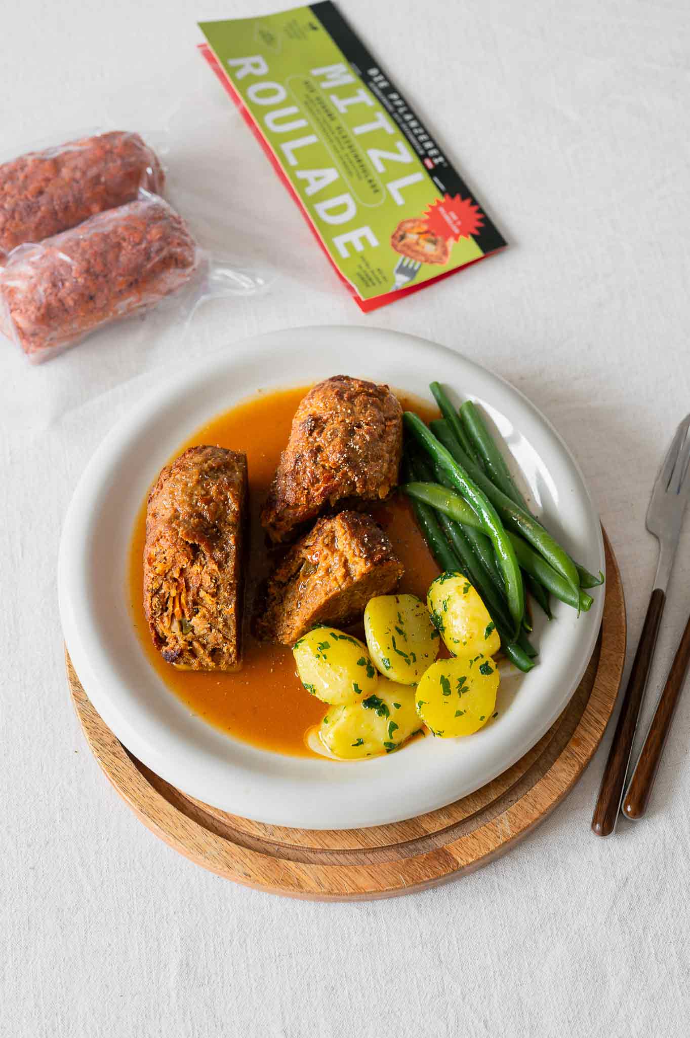 MITZL-ROULADE_Vegane-Roulade-gefuellt-mit-veganem-Speck-und-frischem-Gemuese