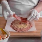 Mitzl-vegane-Roulade-handemacht_veganer Speck hineinlegen