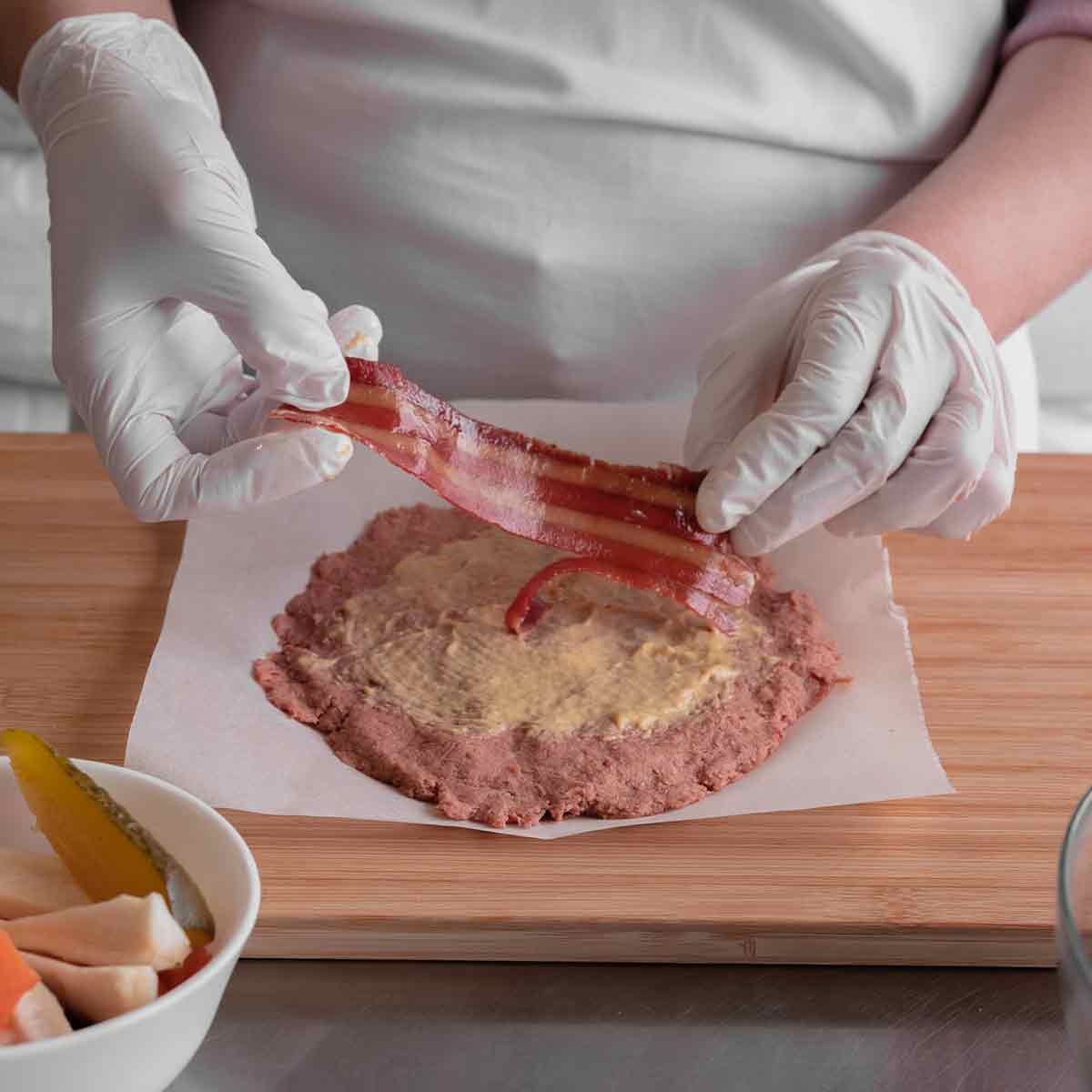 Mitzl-vegane-Roulade-handemacht_veganer Speck hineinlegen