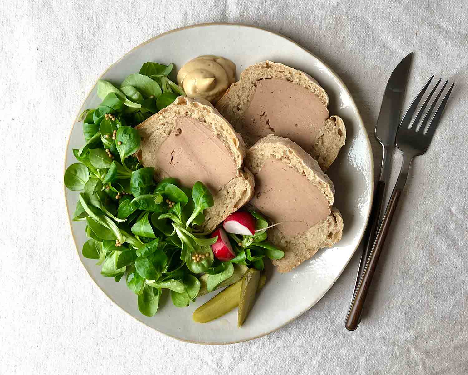 Gustl veganer Leberkäse-im-Brotteig