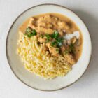 veganes-Fleischpflanzerl-Lotti-mit-veganem-Speck-ummantelt