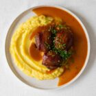 veganes-Fleischpflanzerl-Lotti-ummantelt-mit-veganem-Speck