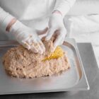 Veganer-Braten-gefüllt-mit-Semmelknödeln_