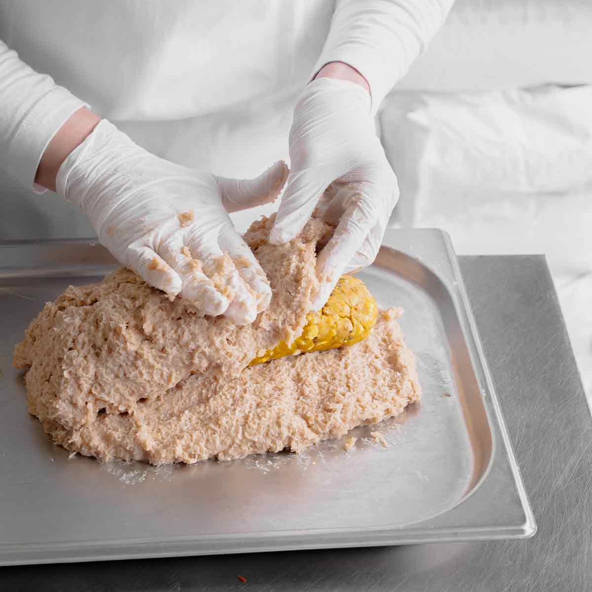 Veganer-Braten-gefüllt-mit-Semmelknödeln_