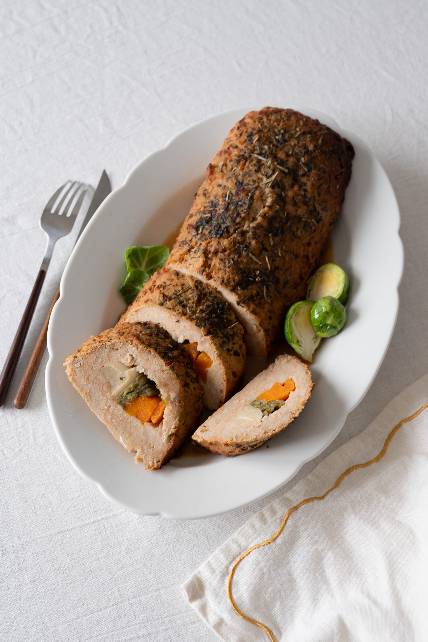 Veganer-Braten-mit-gemüsefüllung-Art-Rindsbraten