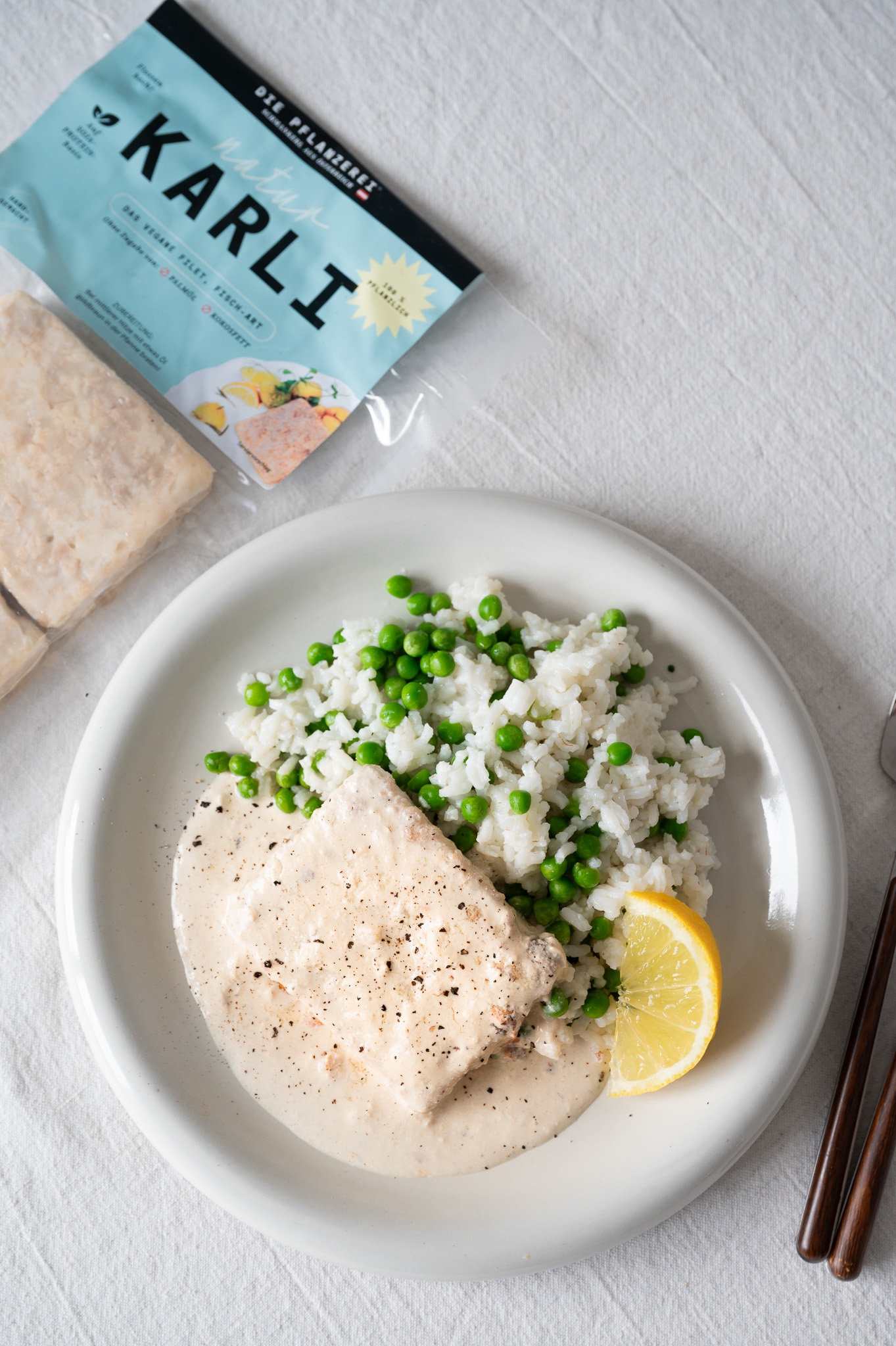 KARLI FISCH FILET- Veganes Fischfilet_mit Produkt_natur