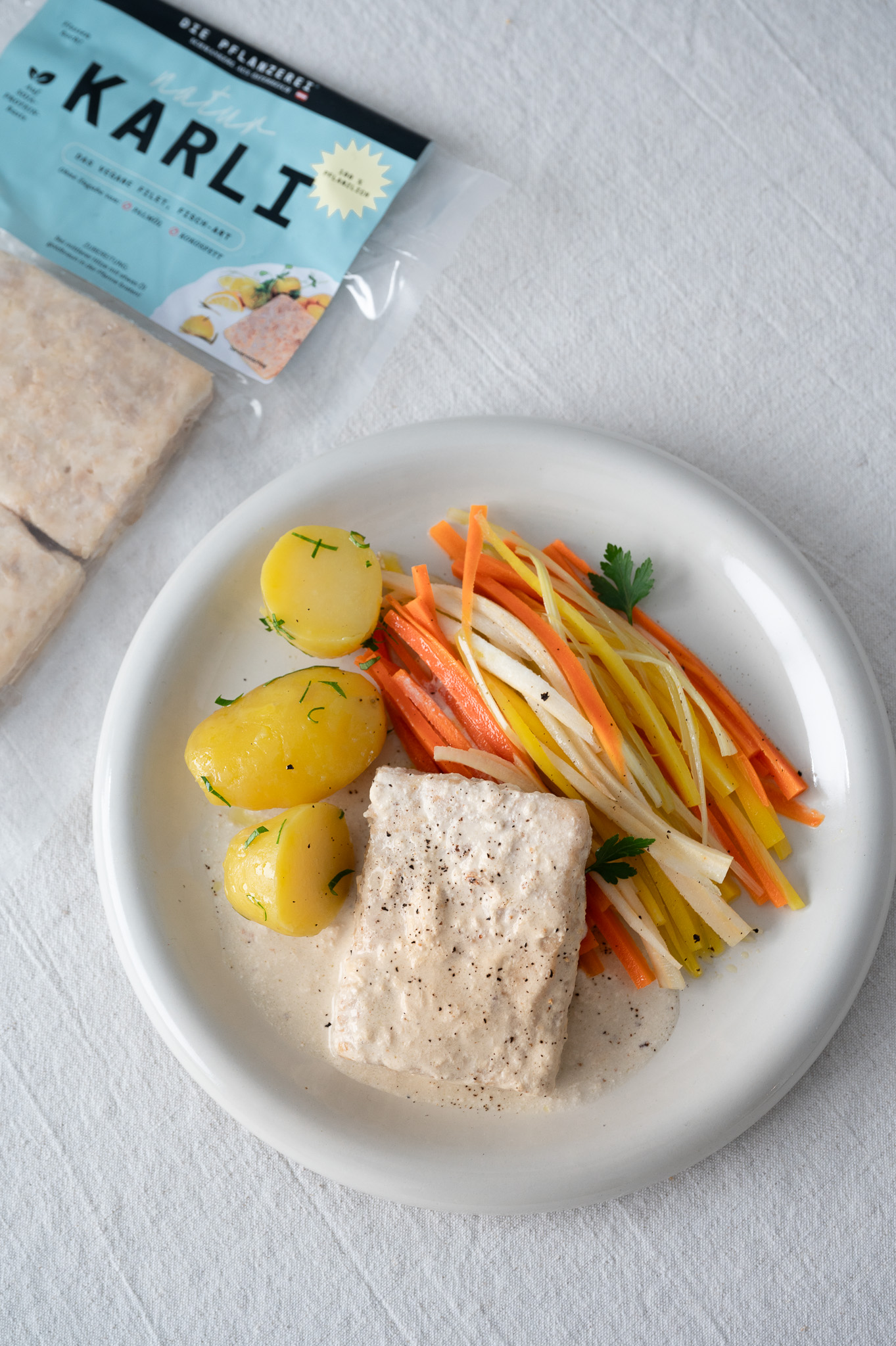 KARLI FISCH FILET natur- Veganes Fischfilet_mit Produkt.