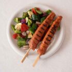 Vegane-Fleischspieße-mit-Käse