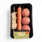 Vegane BBQ-Box mit pflanzlichem Fleischlaibchen, vegane Grillwurst Art vegane Kävekrainer und Spieß