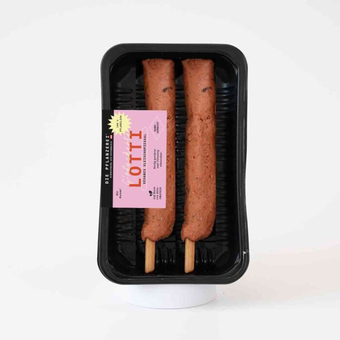 Zwei vegane Fleischspieße auf Holzstäbchen in schwarzer Verpackung – Lotti Vleischspießal von Die Pflanzerei, pflanzlicher Fleischersatz fürs BBQ.