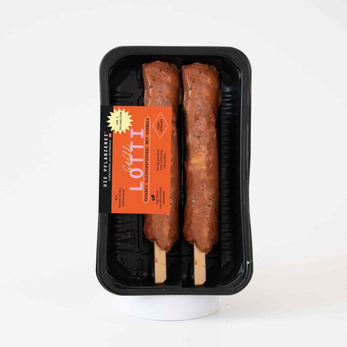 Zwei vegane Fleischspieße mit pflanzlichem Schmelz in schwarzer Verpackung – Grill LOTTI von Die Pflanzerei, 100 % veganer Fleischersatz.