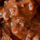 ♡ Handgemacht: Mit Liebe produziert in der Pflanzerei – weil ma’s schmeckt, wenn’s echt is. ♡ Echt würzig: Rotweinsoße mit Lorbeerblatt, frischer Petersilie und groben Zwiebelstücken - so wie bei Oma. ♡ Einfach & schnell: vegane