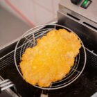 Veganes-Schnitzel-produzieren-frittieren