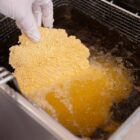 Veganes-Schnitzel-produzieren-händisch-panieren