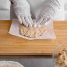 Veganes-Schnitzel-produzieren-händisch-formen