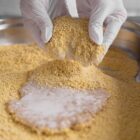 Veganes-Schnitzel-produzieren-händisch-panieren