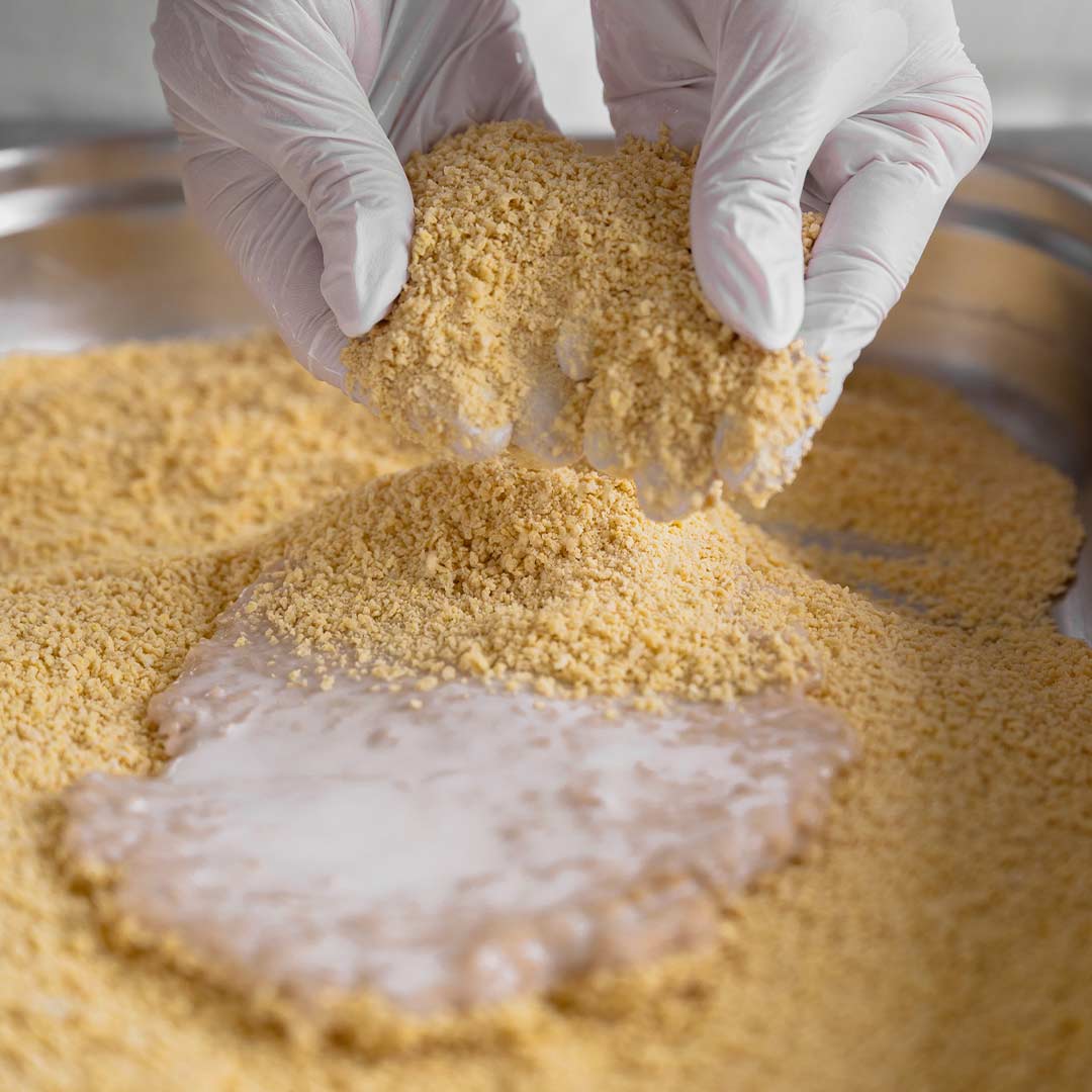 Veganes-Schnitzel-produzieren-händisch-panieren