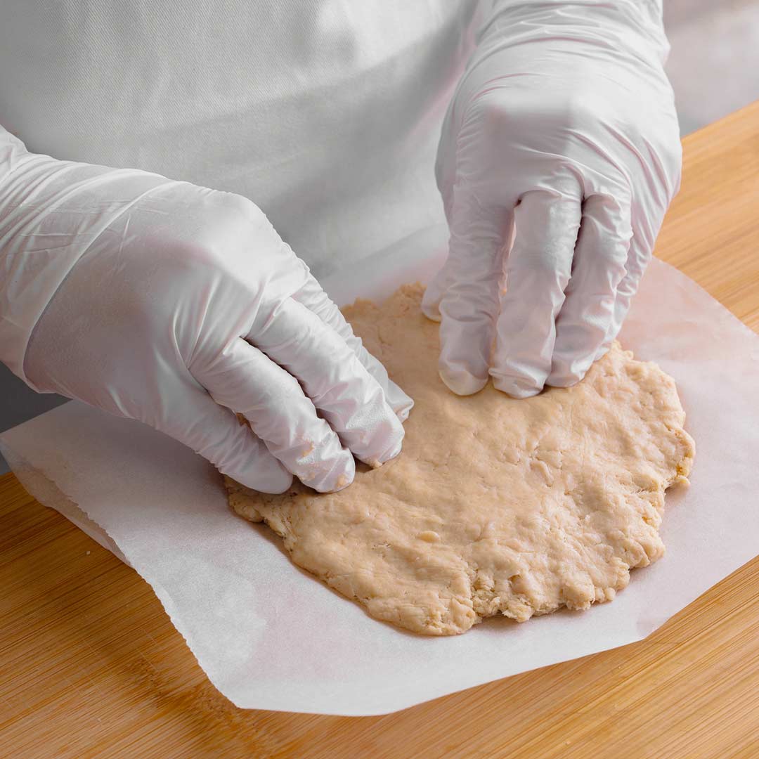 veganes-schnitzel-produktion-formen-hand_